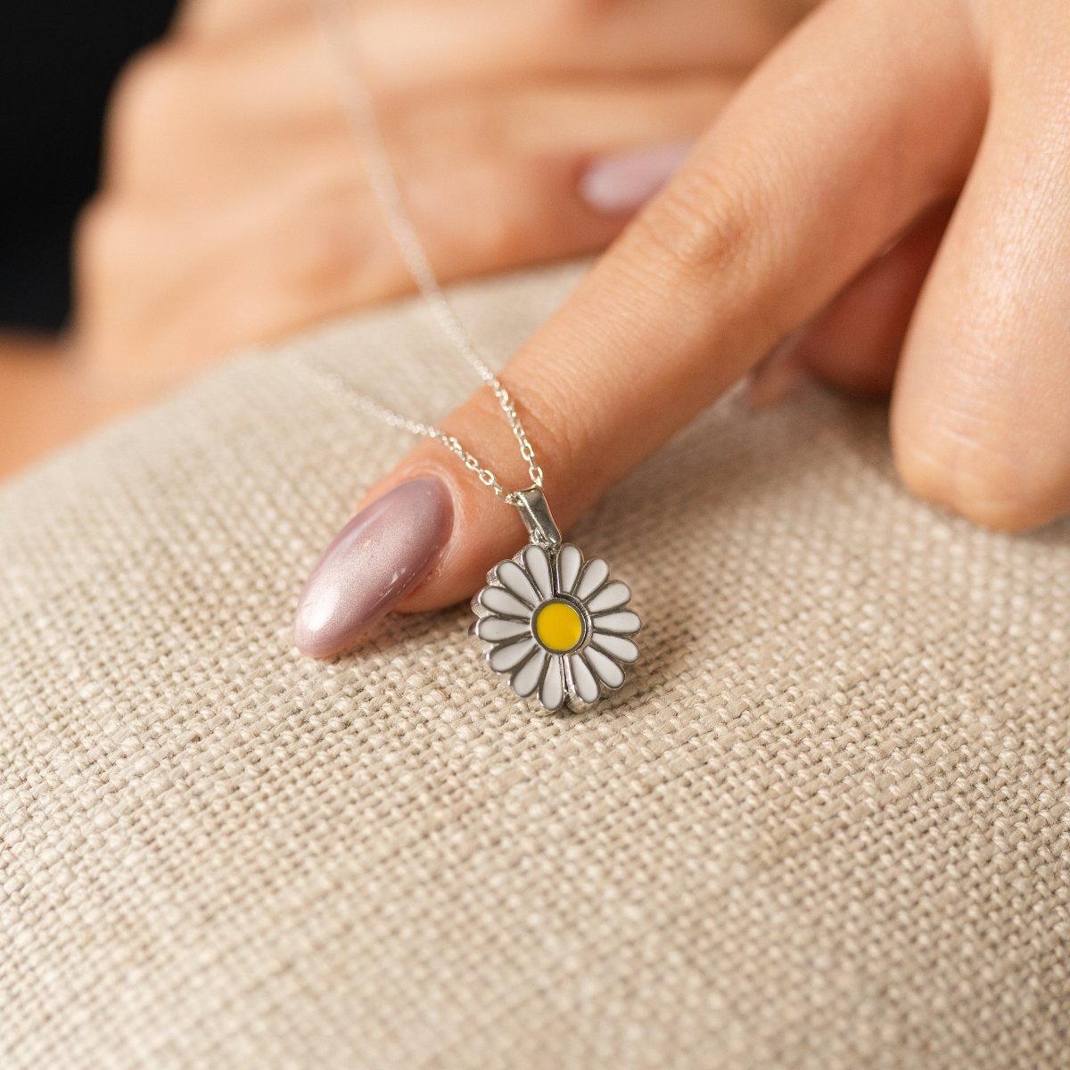 İsme Özel Papatya Kolye, Kişiye Özel Çiçek Takısı, Ona Hediye, Anneye Doğum Günü Hediyesi, Minimalist Anneler Günü Kolyesi - Clicksy