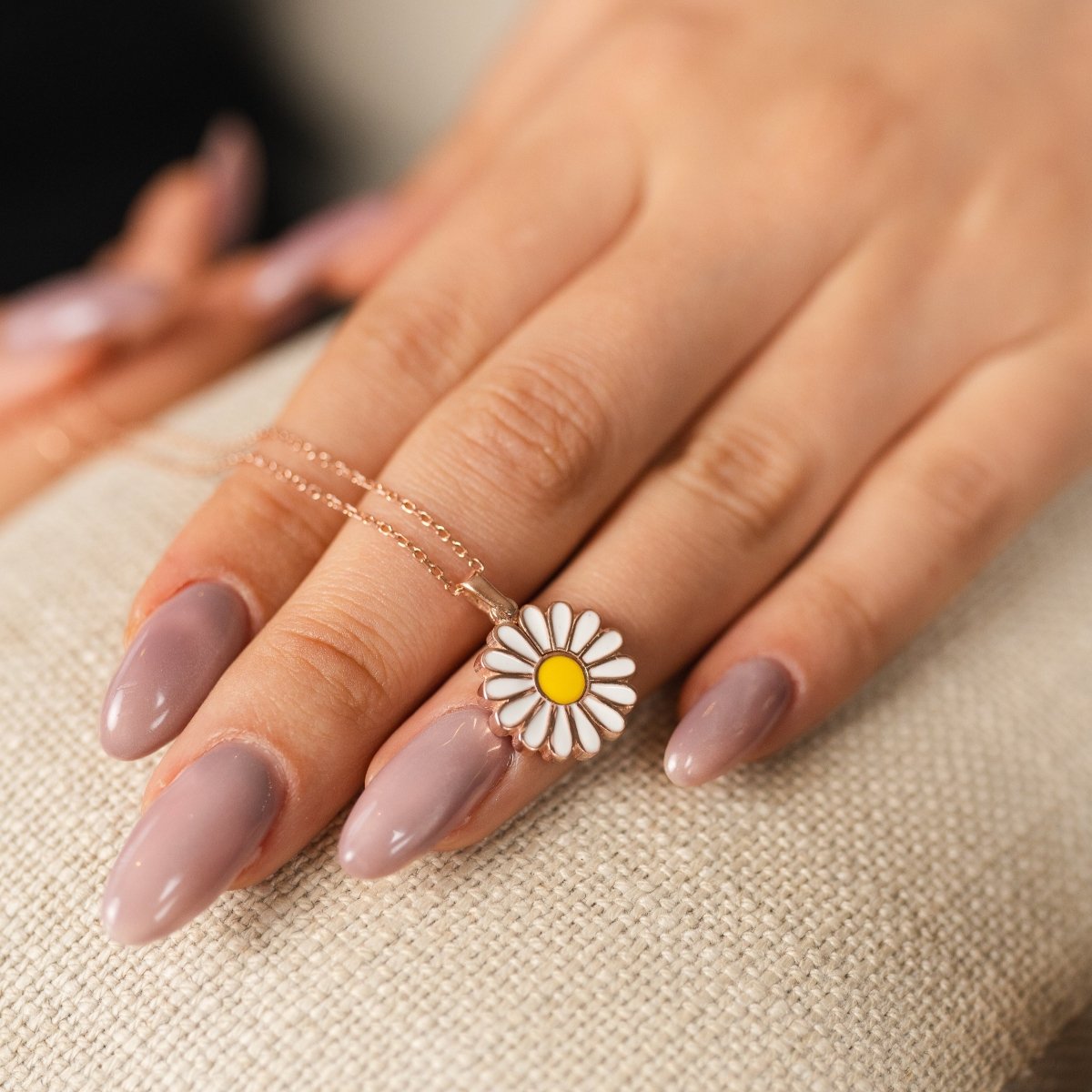 İsme Özel Papatya Kolye, Kişiye Özel Çiçek Takısı, Ona Hediye, Anneye Doğum Günü Hediyesi, Minimalist Anneler Günü Kolyesi - Clicksy