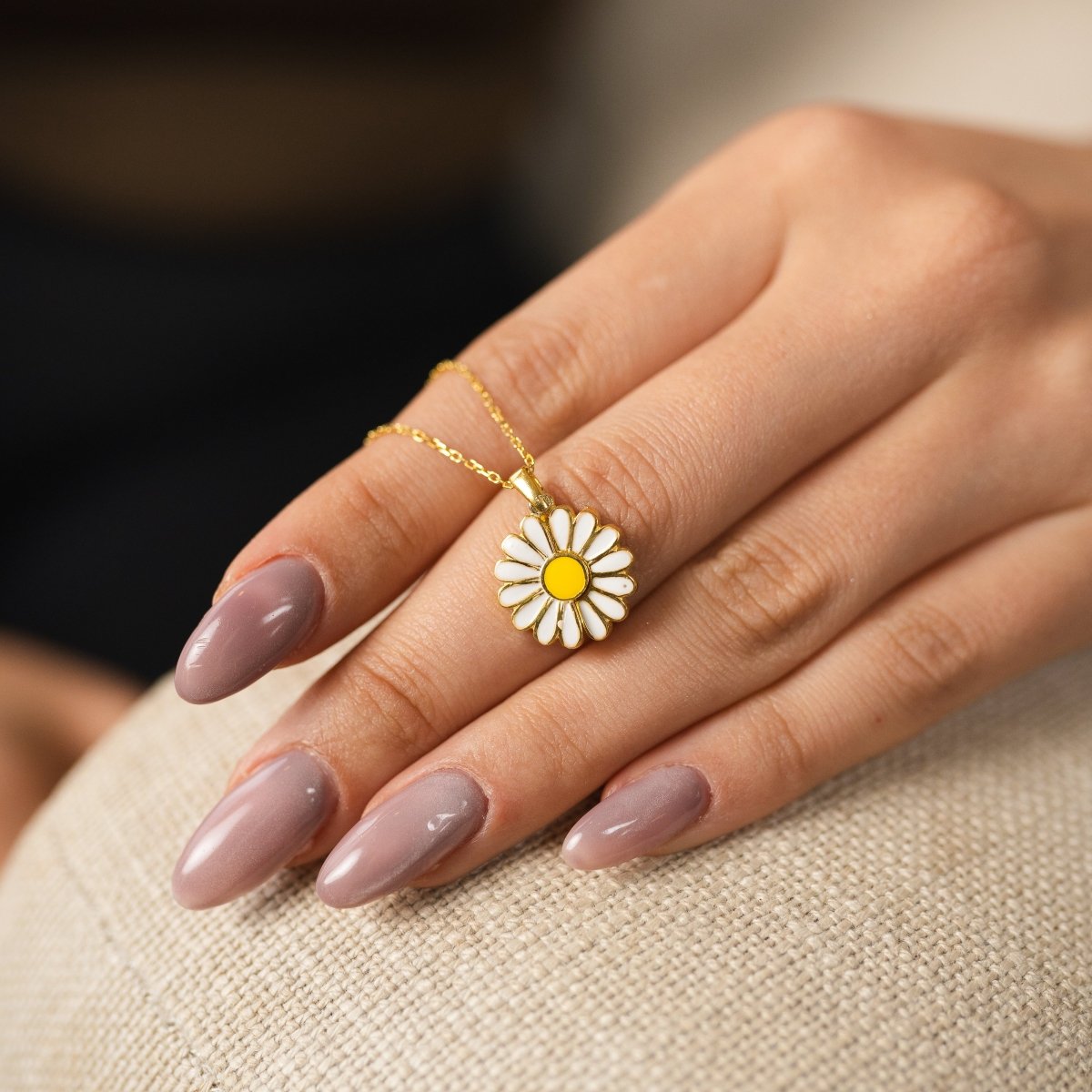 İsme Özel Papatya Kolye, Kişiye Özel Çiçek Takısı, Ona Hediye, Anneye Doğum Günü Hediyesi, Minimalist Anneler Günü Kolyesi - Clicksy