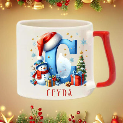 Yılbaşı Kardan Adam Tasarımlı Harf ve İsim Kupa Bardak – Kişiye Özel & Kırmızı Kulplu - Clicksy